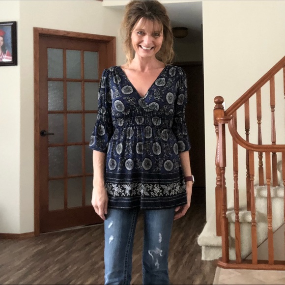 Bell sleeve pretty blue/black top - Picture 7 of 10